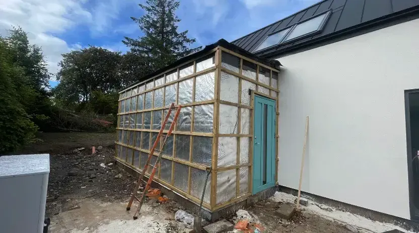 Extension wall prepared with membrane before cladding